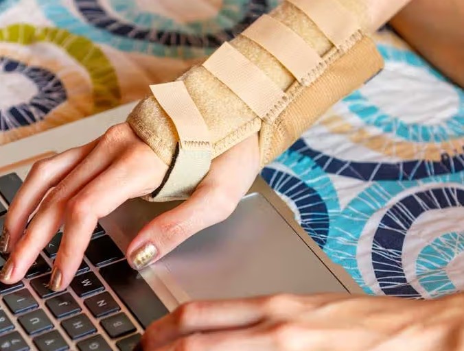 Könnte eine Handballenorthese die Art und Weise verändern, wie Menschen mit Schmerzen im Handgelenksnerv umgehen?